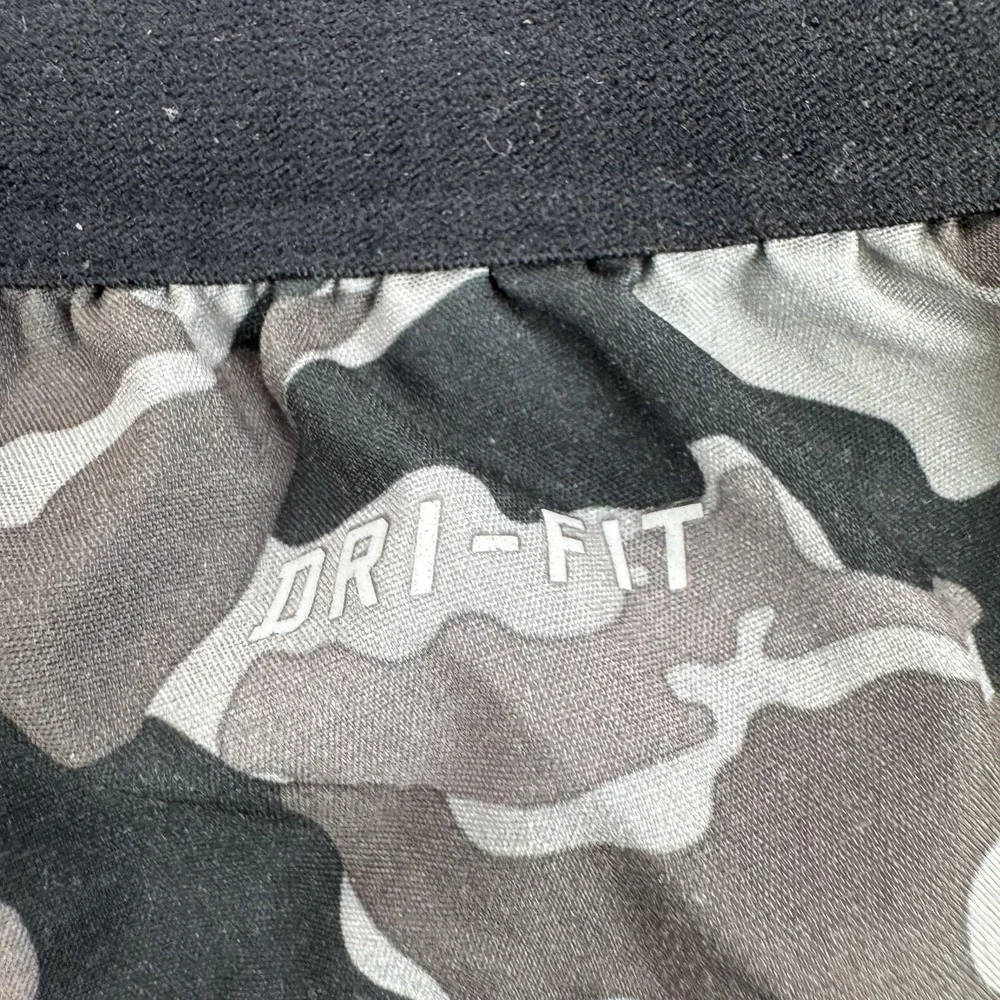 Nike Dri-FIT Training Shorts Mens Large Gray Camo Running Gym 32x9 685236-010